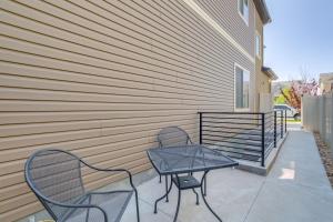 Balcone o terrazza di 16 Mi to Dtwn Denver Modern Apt with Patio