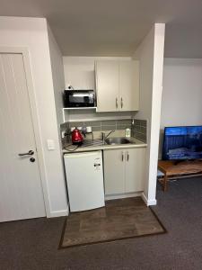 Η κουζίνα ή μικρή κουζίνα στο Affordable Spacious Apartment +3 φωτογραφίες