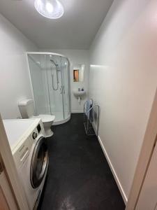 Ένα μπάνιο στο Affordable Spacious Apartment