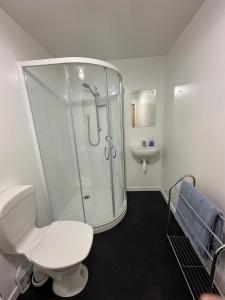 Ένα μπάνιο στο Affordable Spacious Apartment