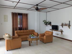 un soggiorno con divano, 2 sedie e tavolo di PalomaVilla Resort a Panglao