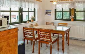 cocina con mesa con sillas y microondas en Ferienhaus Barth, en Barth