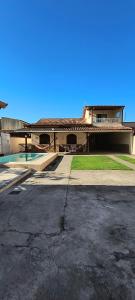 a large house with a driveway and a building at CasaPraiaSol1 in Rio das Ostras +22 photos