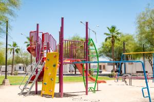 un parco giochi con attrezzature colorate di Departamento en Mexicali a Mexicali