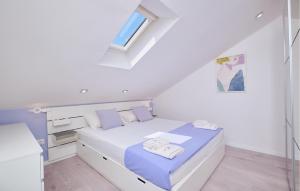 Ένα ή περισσότερα κρεβάτια σε δωμάτιο στο Cozy Apartment In Mali Losinj With Wifi