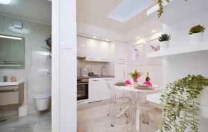 Η κουζίνα ή μικρή κουζίνα στο Cozy Apartment In Mali Losinj With Wifi