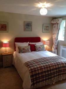 A bed or beds in a room at Gardeners Cottage B and B 