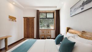 Ένα ή περισσότερα κρεβάτια σε δωμάτιο στο PeakMist Retreat Inside ZhangJiaJie Forest Park