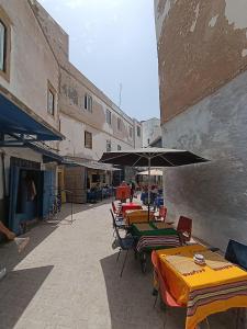 エッサウィラにあるthe Heart of Essaouira Medinaの傘付きテーブル・椅子