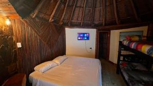 Ein Bett oder Betten in einem Zimmer der Unterkunft Tawaca Ecohotel