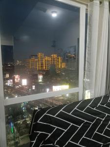 Postel nebo postele na pokoji v ubytování 2BR Pioneer Woodlands SM LIGHT 5 min walk to MRT