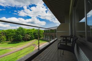 富良野ホテル Furano Hotel的阳台或露台