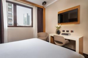 Televízia a/alebo spoločenská miestnosť v ubytovaní Crowne Plaza Milan City by IHG