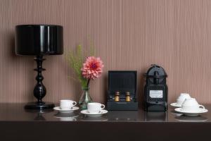 Príslušenstvo na prípravu kávy alebo čaju v ubytovaní Crowne Plaza Milan City by IHG
