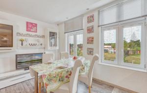 a dining room with a table and chairs and windows at Ferienwohnung Fürstenberg in Pian