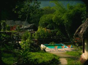 Der Swimmingpool an oder in der Nähe von Tawaca Ecohotel