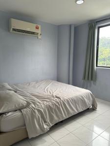 Postel nebo postele na pokoji v ubytování Pangkor Coralbay Resort Room 208 apartment + 20 fotografií