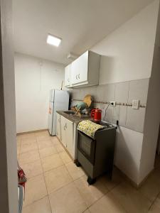 una cocina con estufa y refrigerador en Departamento Ideal Resistencia Chaco, en Resistencia