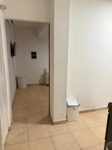 un pasillo vacío con un cubo de basura en una habitación en Departamento Ideal Resistencia Chaco, en Resistencia