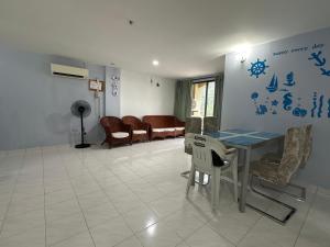 Posezení v ubytování Pangkor Coralbay Resort Room 208 apartment