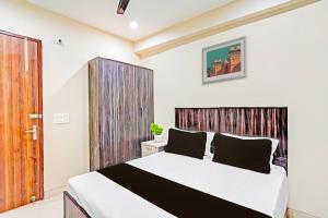 a bedroom with a large bed in a room at Hotel O Shree Jee Inn Guest House in Gurgaon