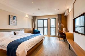 Postel nebo postele na pokoji v ubytování Wutong Negative Oxygen Ion Hotel