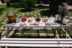 a picnic table with plates of food on it at Homestay PHƯỢNG HOÀNG in Lang Co