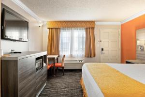 Postel nebo postele na pokoji v ubytování Arbor Inn Monterey