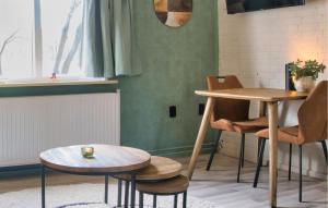 SchoonlooにあるNice Apartment In Schoonloo With Wifiのテーブル2台と椅子2脚が備わる部屋