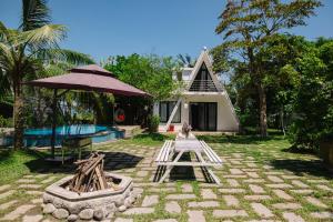 a backyard with a house and a swimming pool at Homestay PHƯỢNG HOÀNG in Lang Co