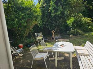 a table and chairs in a yard with a bench at Villa de Weser Hameln in Hameln