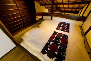 Postel nebo postele na pokoji v ubytování 京町家一棟貸しKyoto Machiya Stay En
