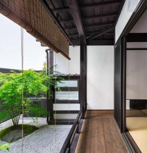 Balkón nebo terasa v ubytování 京町家一棟貸しKyoto Machiya Stay En