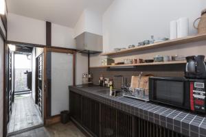 Kuchyň nebo kuchyňský kout v ubytování 京町家一棟貸しKyoto Machiya Stay En