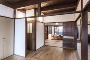 Postel nebo postele na pokoji v ubytování 京町家一棟貸しKyoto Machiya Stay En