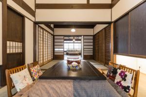 Postel nebo postele na pokoji v ubytování 京町家一棟貸しKyoto Machiya Stay En