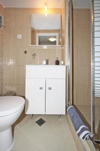 ネオス・マルマラスにあるGarden View Apartmentsのバスルーム(トイレ、洗面台、シャワー付)