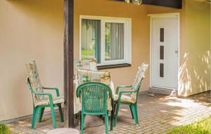 un patio con 3 sillas, una mesa y una puerta en Cozy Home In Eichigtot Süssebach, en Eichigt