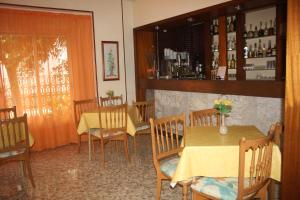 Nápoje v ubytovaní Hostal Torre Mar