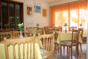 Reštaurácia alebo iné gastronomické zariadenie v ubytovaní Hostal Torre Mar