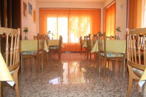 Posedenie v ubytovaní Hostal Torre Mar