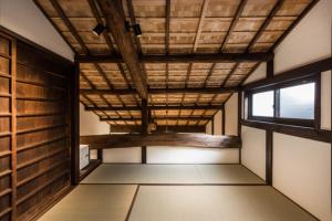 Postel nebo postele na pokoji v ubytování 京町家一棟貸しKyoto Machiya Stay En