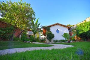 a garden with a path leading to a house at Las Casas Chiapas in San Cristóbal de Las Casas