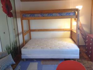 La Petite Maison de La Rochelle في لا روشيل: غرفة نوم مع سرير بطابقين في غرفة