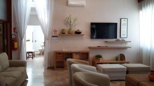 A television and/or entertainment centre at Hotel Mucciolini