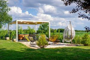 Taman di luar Historic Villa Overlooking Cortona Vineyards