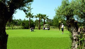 Mężczyzna gra w golfa na polu golfowym w obiekcie BeSlow Ayamonte w mieście Ayamonte