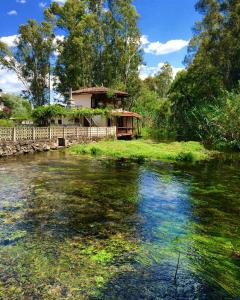 une maison au bord d'une rivière dans l'établissement Kamarca House Hotel, à Ortaca
