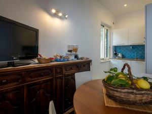 Η κουζίνα ή μικρή κουζίνα στο Sea View House With Lemon Grove In Atrani