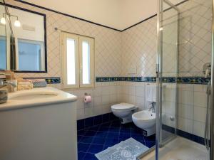 Ένα μπάνιο στο Sea View House With Lemon Grove In Atrani +16 φωτογραφίες